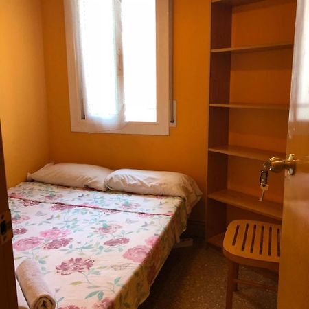 Motorsport Barcelona Hostel Ngoại thất bức ảnh