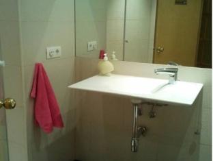 Motorsport Barcelona Hostel Ngoại thất bức ảnh