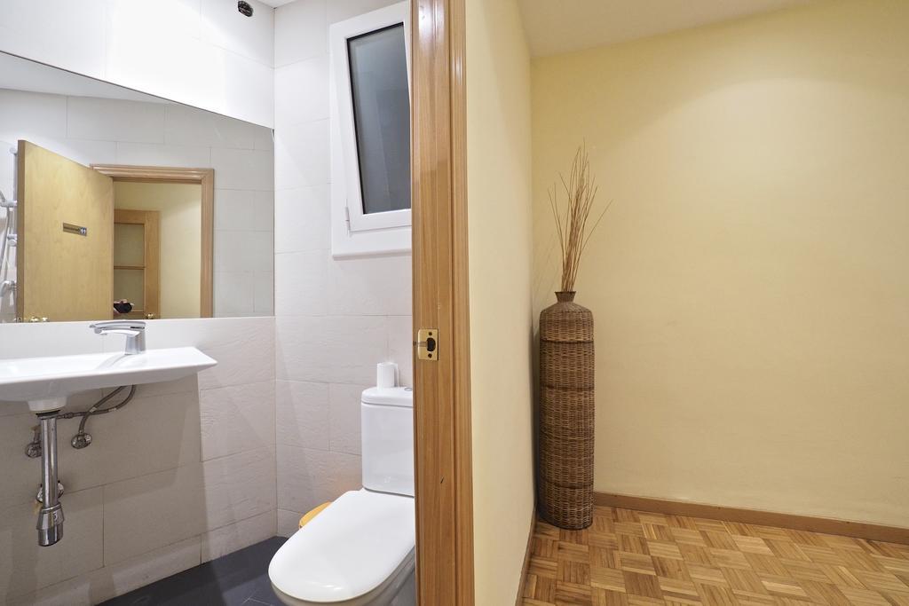 Motorsport Barcelona Hostel Ngoại thất bức ảnh