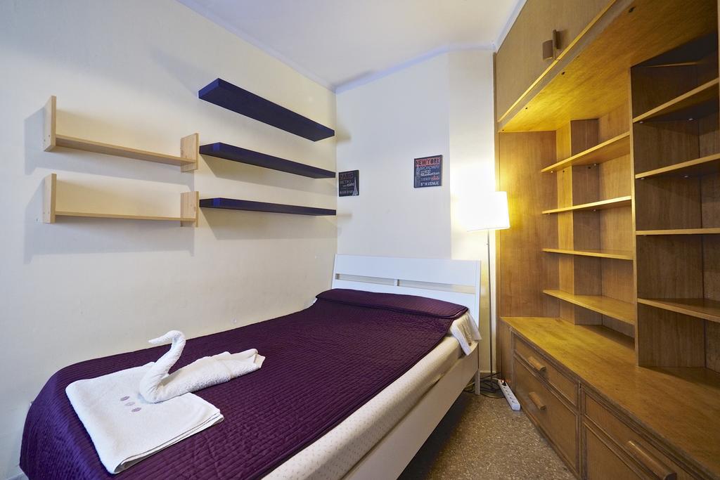Motorsport Barcelona Hostel Ngoại thất bức ảnh