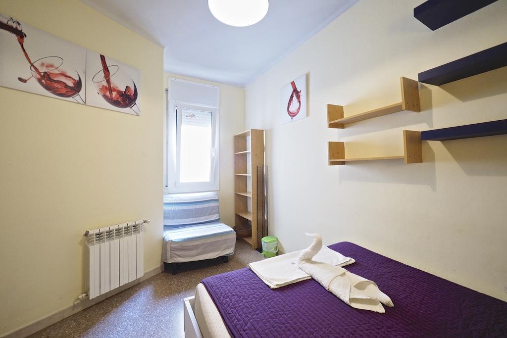 Motorsport Barcelona Hostel Ngoại thất bức ảnh
