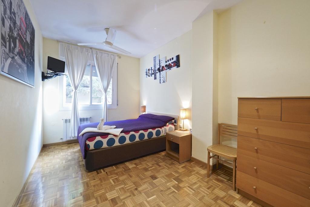 Motorsport Barcelona Hostel Ngoại thất bức ảnh