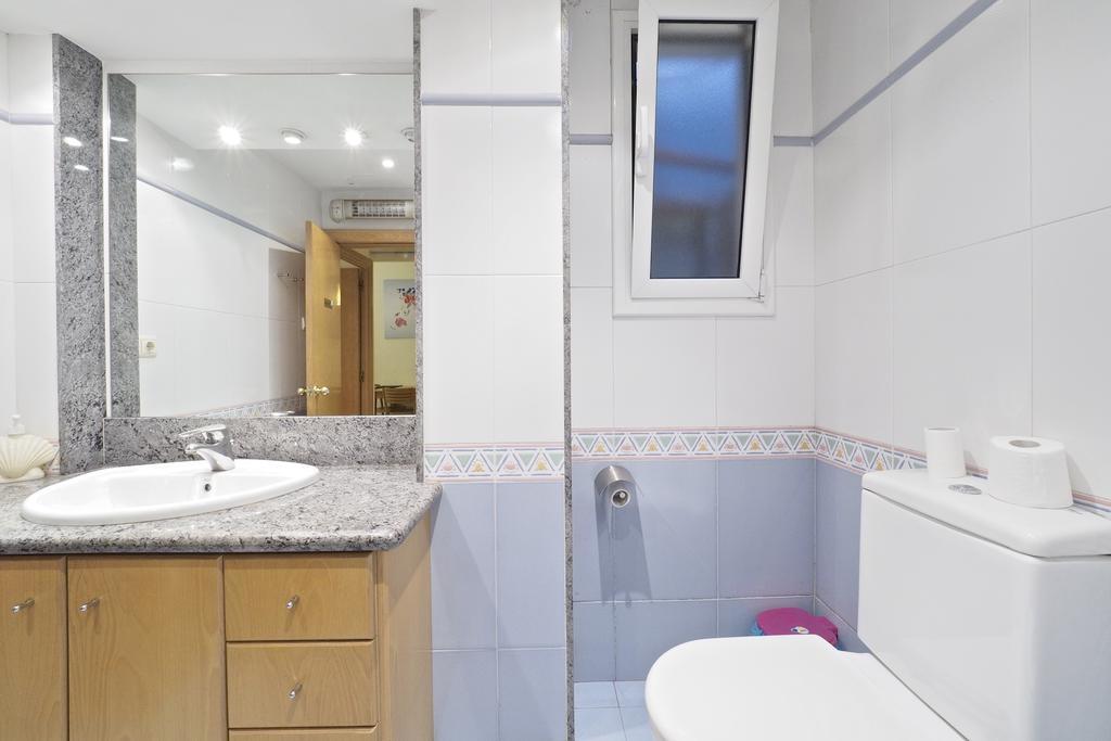 Motorsport Barcelona Hostel Ngoại thất bức ảnh