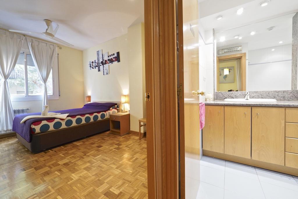 Motorsport Barcelona Hostel Ngoại thất bức ảnh