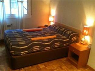 Motorsport Barcelona Hostel Ngoại thất bức ảnh