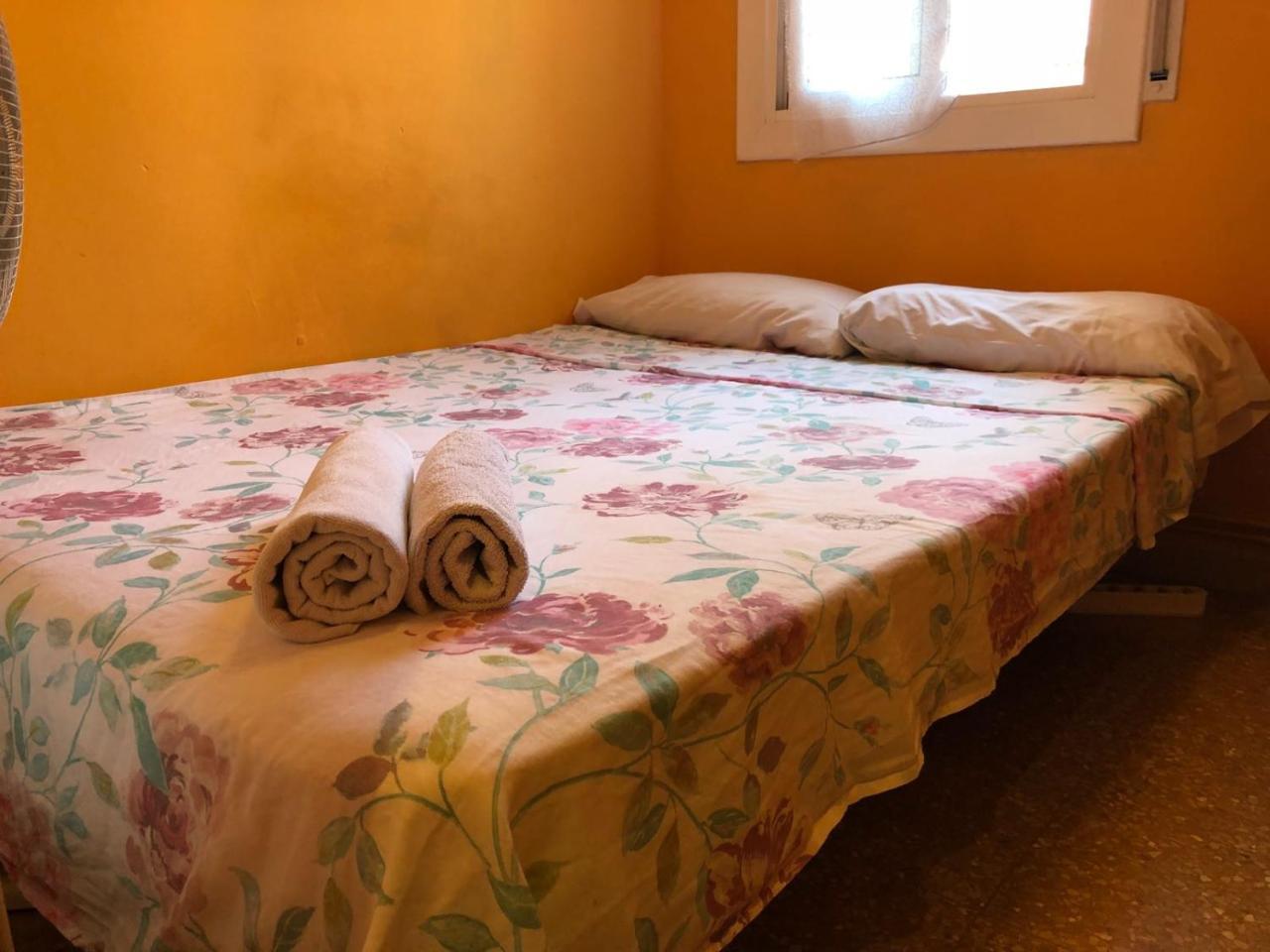 Motorsport Barcelona Hostel Ngoại thất bức ảnh